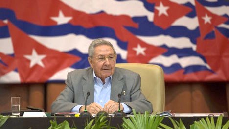 Raúl interviene ante los delegados e invitados al VII Congreso del Partido, en la sesión de la mañana de este lunes. Foto: Ismael Francisco/ Cubadebate 