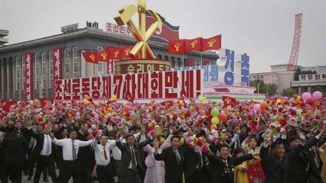 Miles de personas abarrotaron la plaza Kim Il Sung de la capital, para celebrar los logros del VII Congreso del PTC. Foto: AP