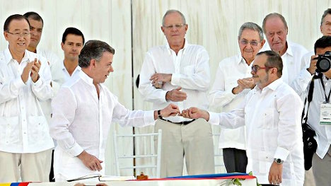 Juan Manuel Santos, presidente de Colombia, y Rodrigo Londoño, comandante de las FARC-EP, firman el acuerdo final en Cartagena. Foto: Juan Pablo Bello, Presidencia.