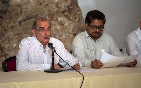 Humberto de La Calle, izquierda, junto a Iván Márquez. Foto: AP Photo/Desmond Boylan